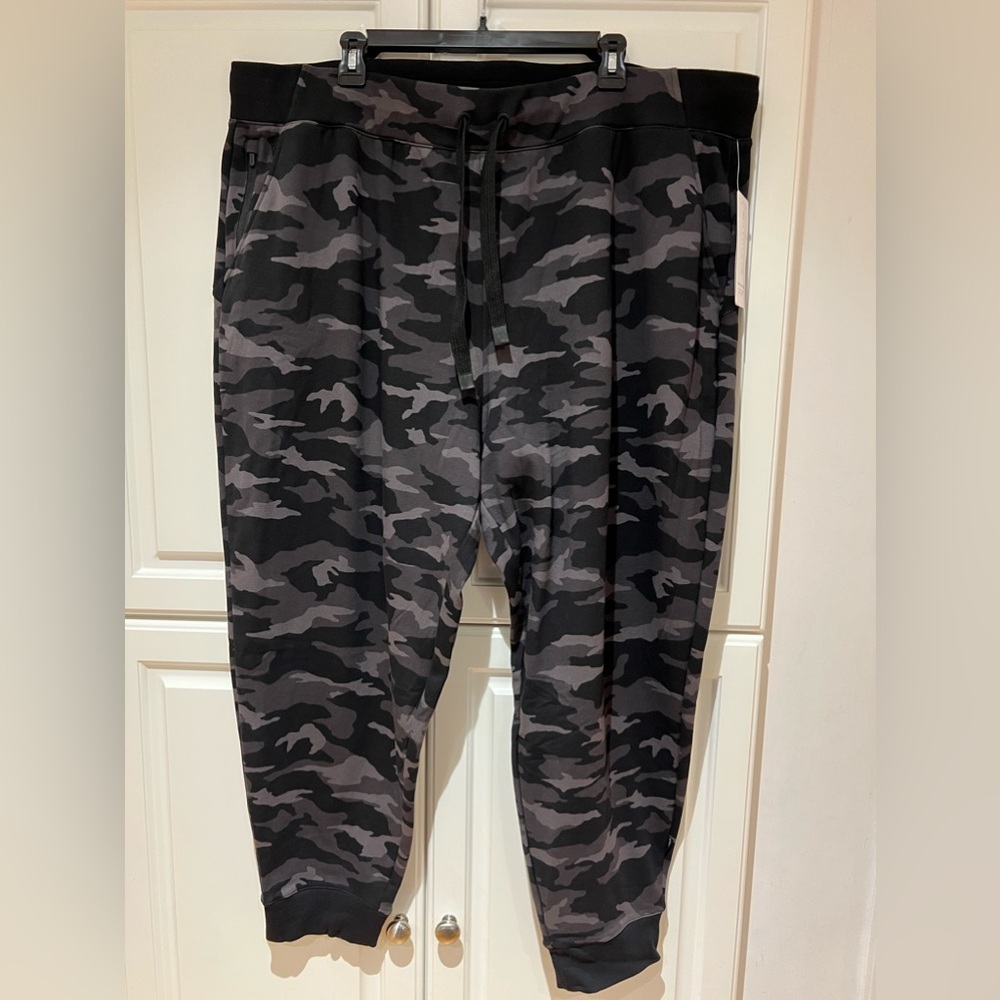 Athleta Triumph Printed Jogger Black Camo Lux NWT Plus Size 3X Cozy Pants